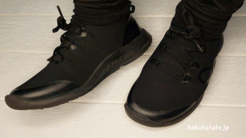 ウーエムジースポーツレースのソールがわかるように履いている写真