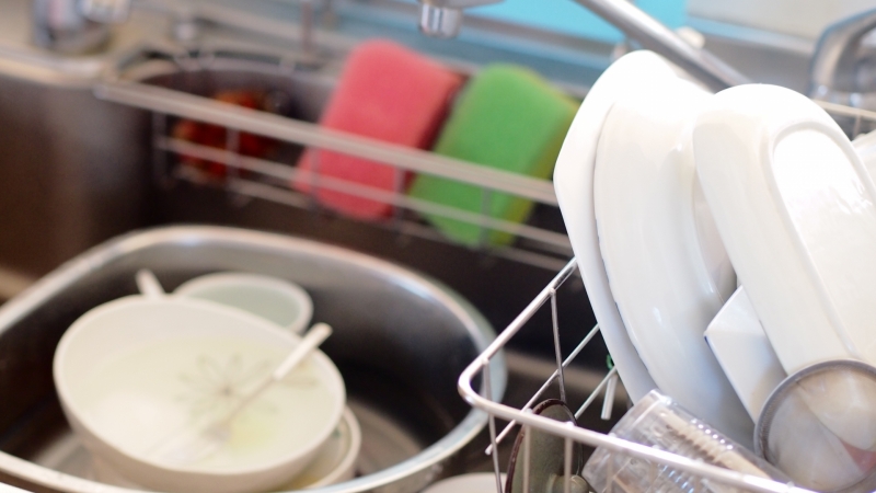 洗い場に食器がほったらかされている写真